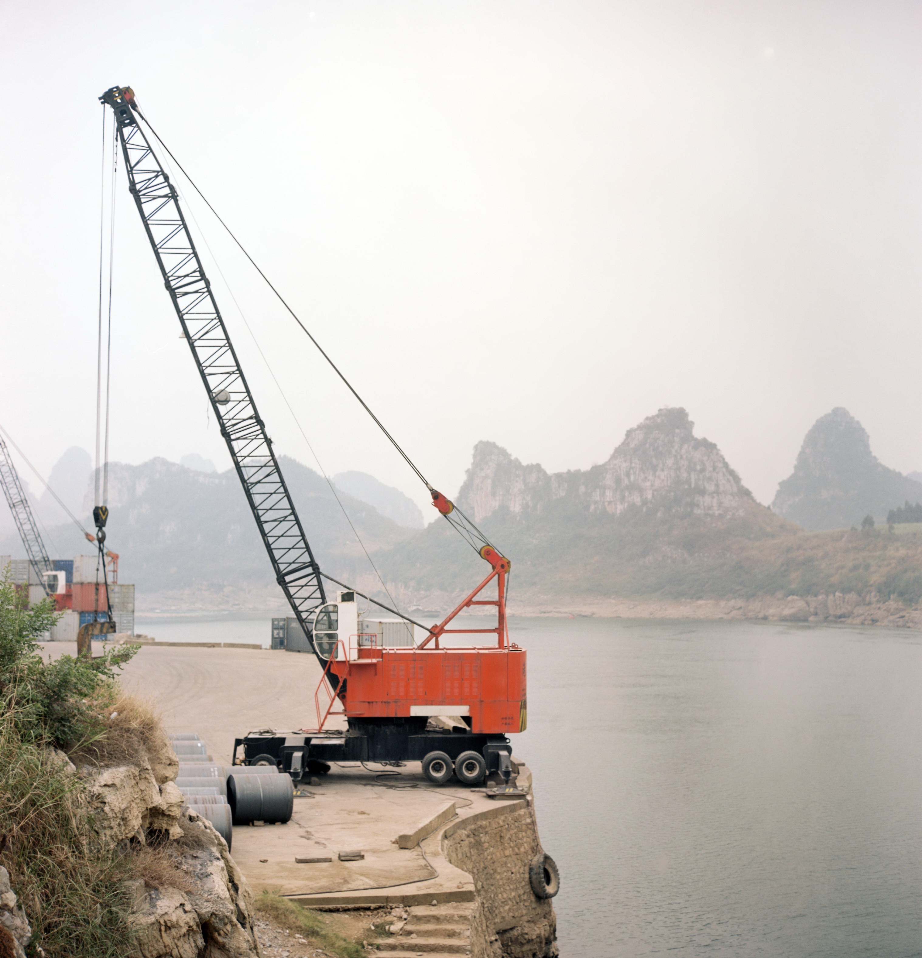 江岸码头上的红色吊车.