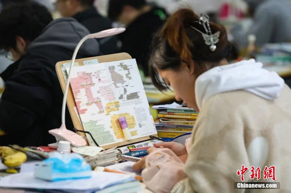 多所高校官宣：延长 专硕“加时”，影响几何？ - 新华网客户端