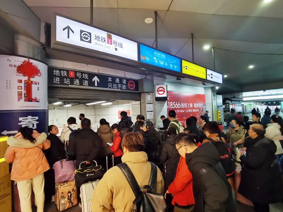 返城高峰，上海两大火车站换乘地铁排长队，安检要花10分钟！火车换地铁可否免安检？ - 新华网客户端